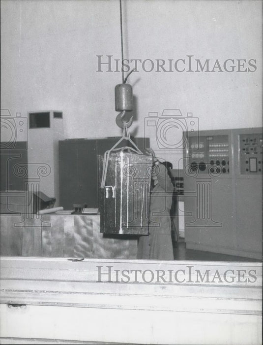 Press Photo Factor worker moving bin - Historic Images