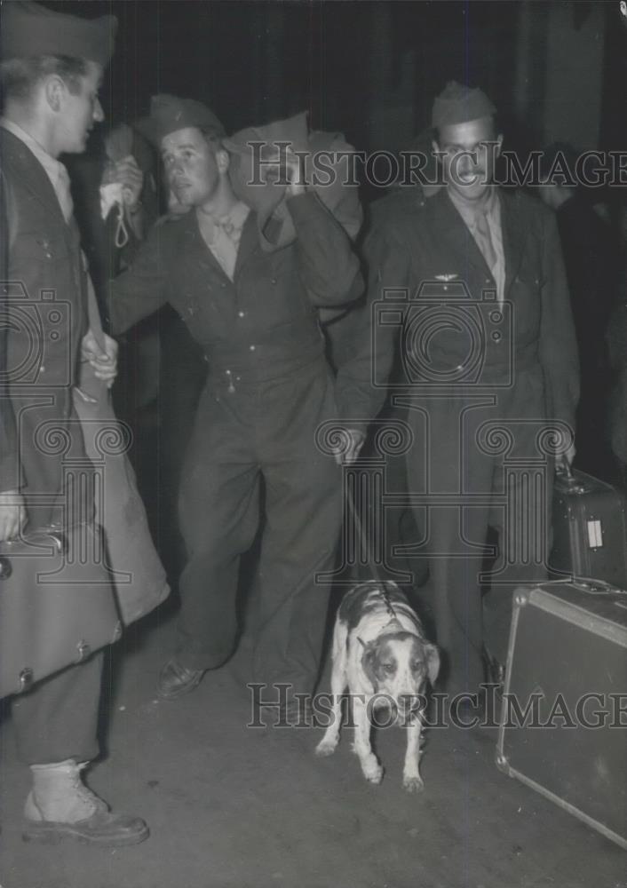 1956 Press Photo French Reservists Called to Algeria Being Sent Back Home - Historic Images