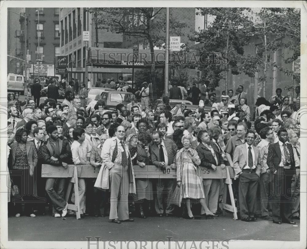 1979 Press Photo Evacuation of United Nations Buildings Suspicious Plane Overhea - Historic Images