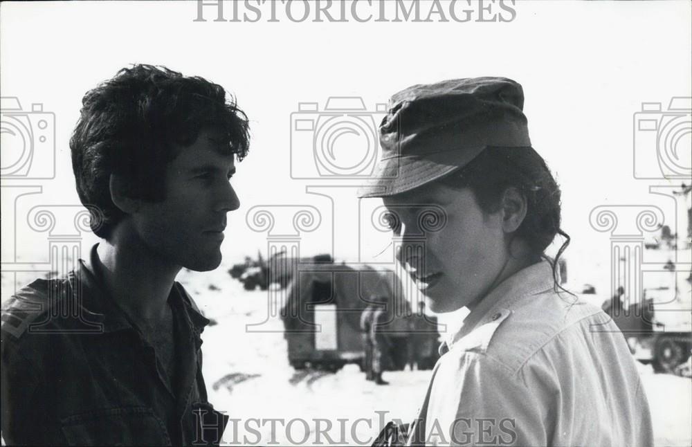 Press Photo A Man And A Woman Stand With Troops In The Background - Historic Images