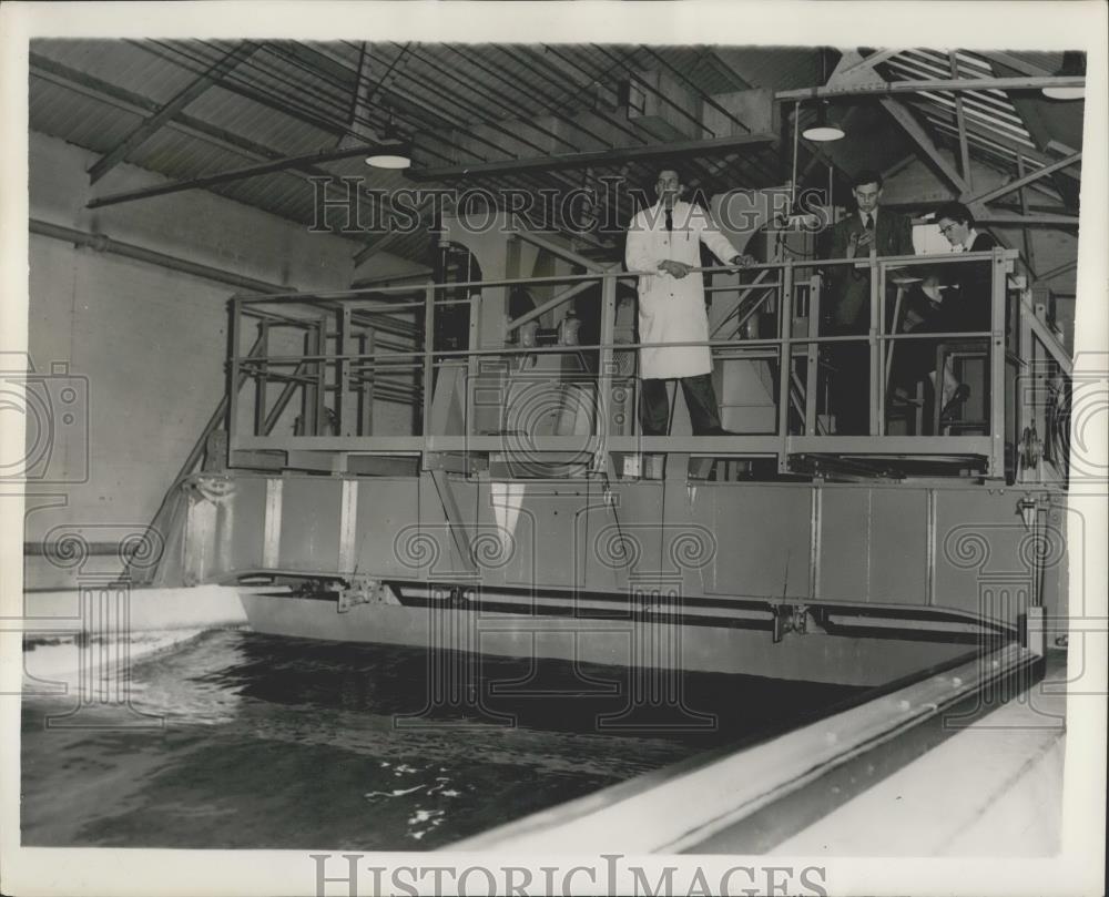 1957 Press Photo Studying damage to ships at the British Shipbuilding Research A - Historic Images