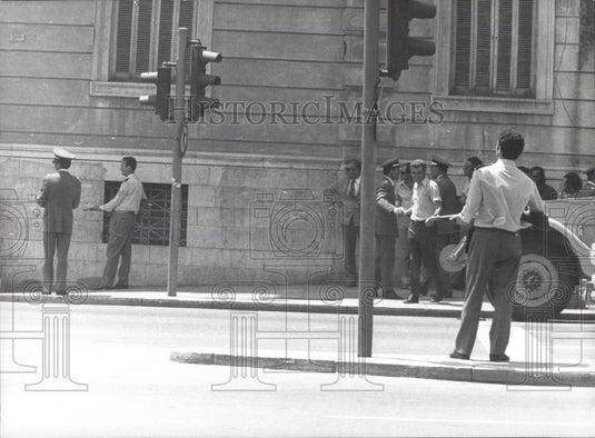 Press Photo Arab Man Hides Hides From Police In Amalia Hotel - Historic Images