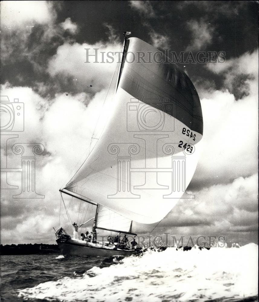 1969 Press Photo Nab Tower Race Brings Out The Spinnakers At Cowes - Historic Images