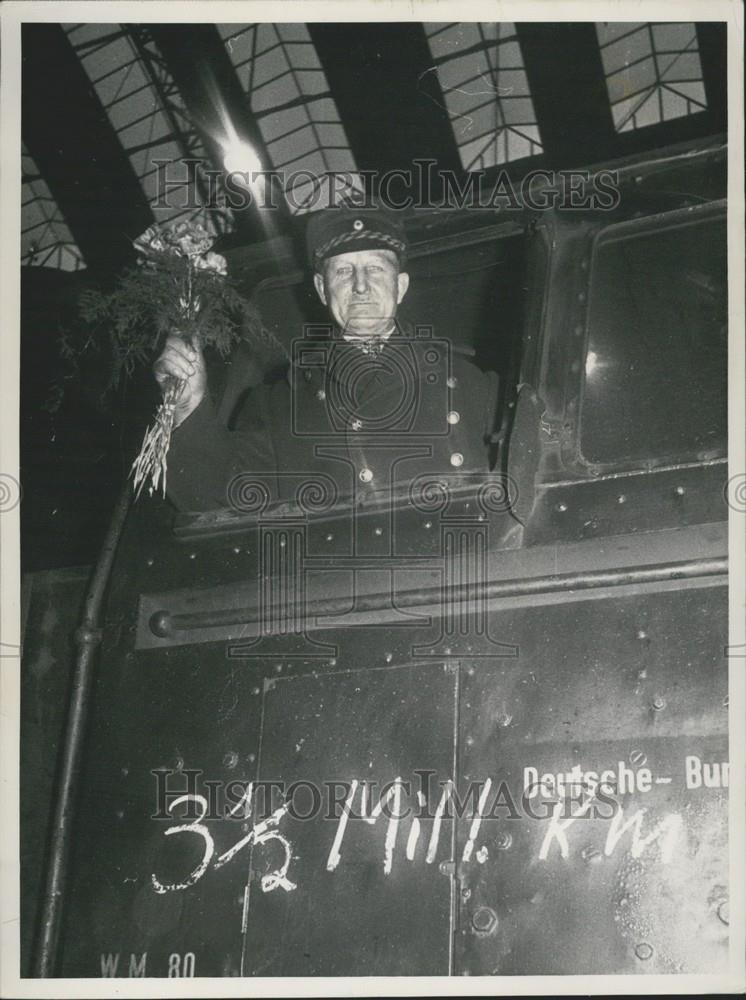 1952 Press Photo Karl Fisch On His Last Journey As An Engineer. - Historic Images