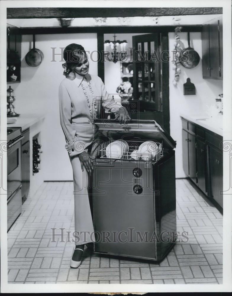 Press Photo Dishwasher - Historic Images