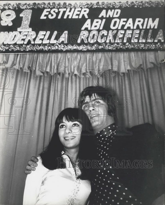 Press Photo SingersEsther & Abi - Historic Images