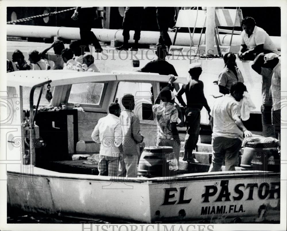 Press Photo Cuban refugees arriving at Key West Florida - Historic Images