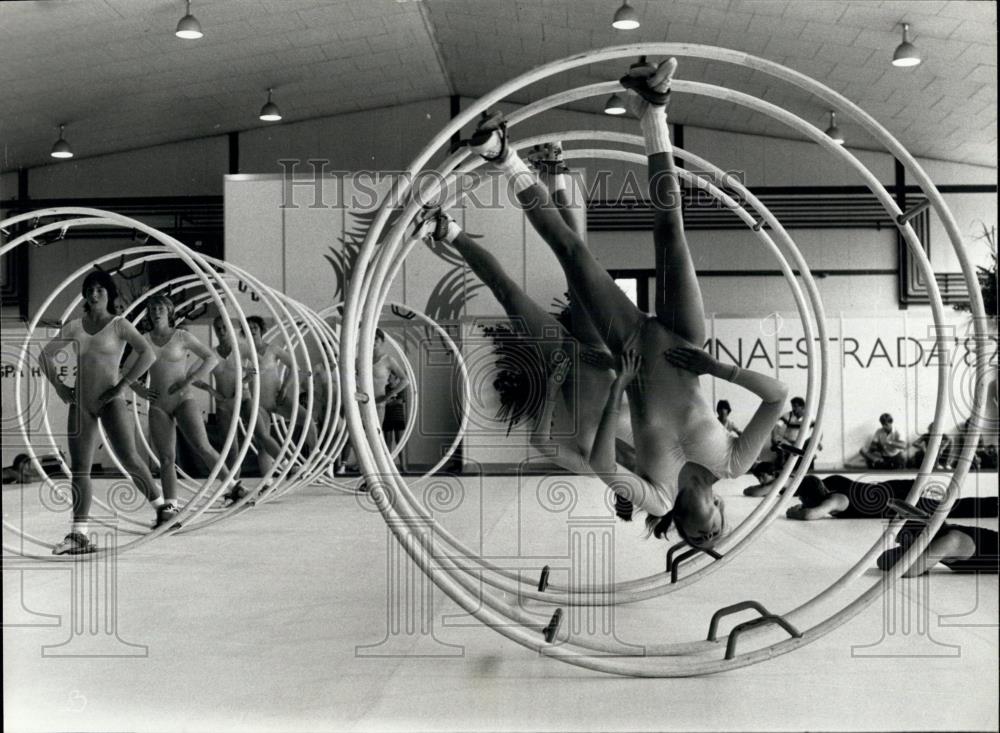 1982 Press Photo Performance With Wheels Called &quot;Rohnradturnen&quot; In Zurich - Historic Images