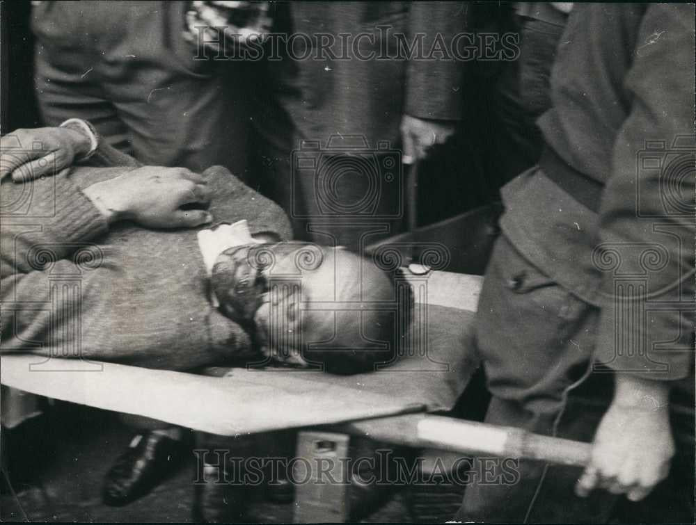 1962 Press Photo Attendents carry wounded pharmacy tech in Rue D'Isly - Historic Images