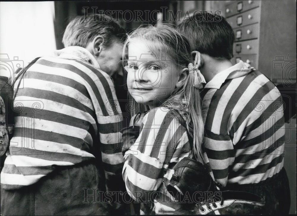 Press Photo Children Playing - Historic Images