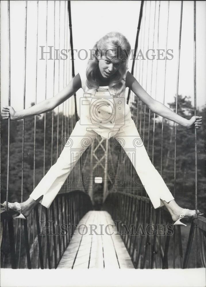 1966 Press Photo Singer Sonja Stadlin - Historic Images