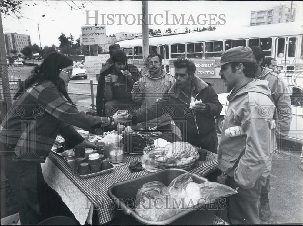 Press Photo People Getting food from A Cart - Historic Images