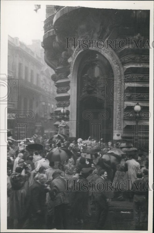 Press Photo Crowd of People In Front of Building - Historic Images