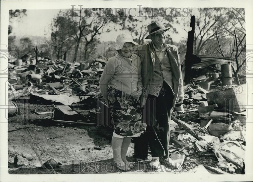 1957 Press Photo Mr, Mrs Joseph Waddington, Falconbridge, Australia, Brush Fire - Historic Images