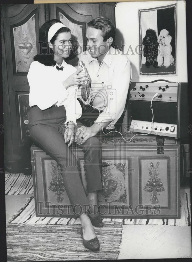 1966 Press Photo Dagmar Hank and Klaus Huber recording first record. - Historic Images
