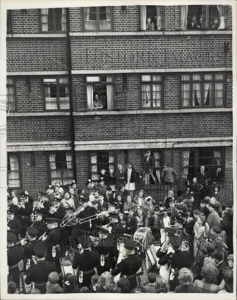 1953 Press Photo Band of the Royal Fusiliers Playing the Pte. Hodkinson - Historic Images