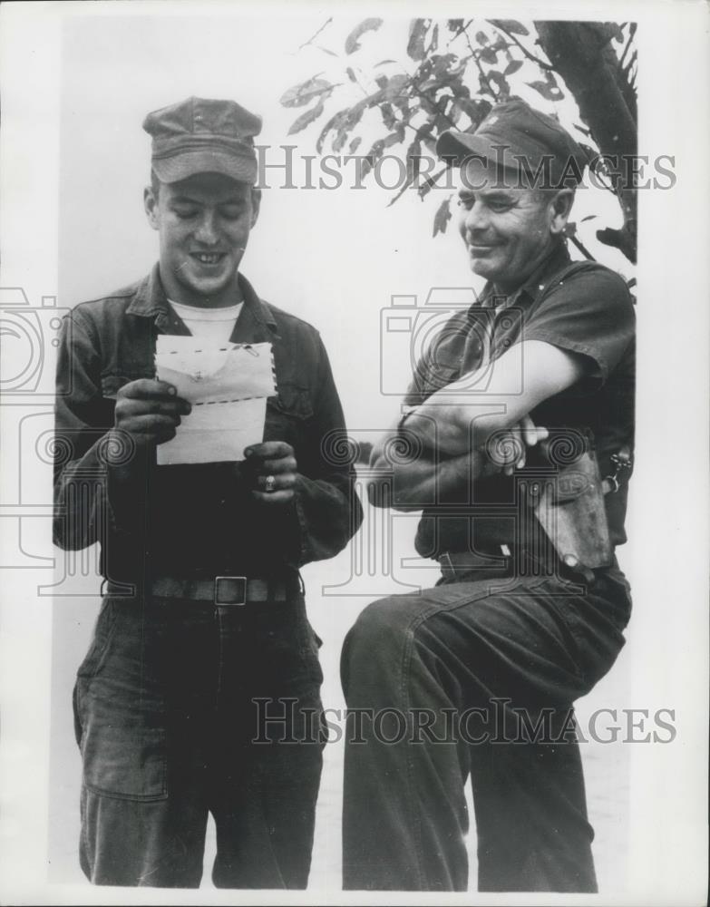 Press Photo Glenn Fordlistening to marine Pfc. Charles A. Carson Jr. - Historic Images