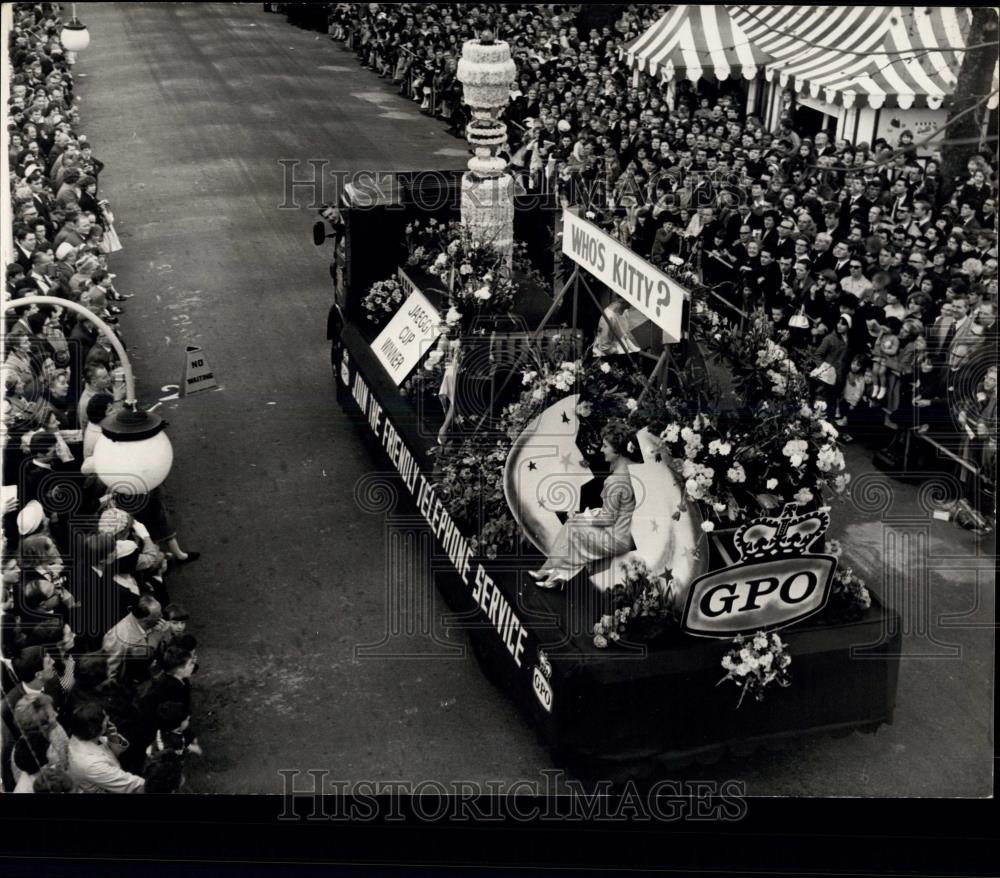 1966 Press Photo London's Easter Parade in Battersea Park. - Historic Images