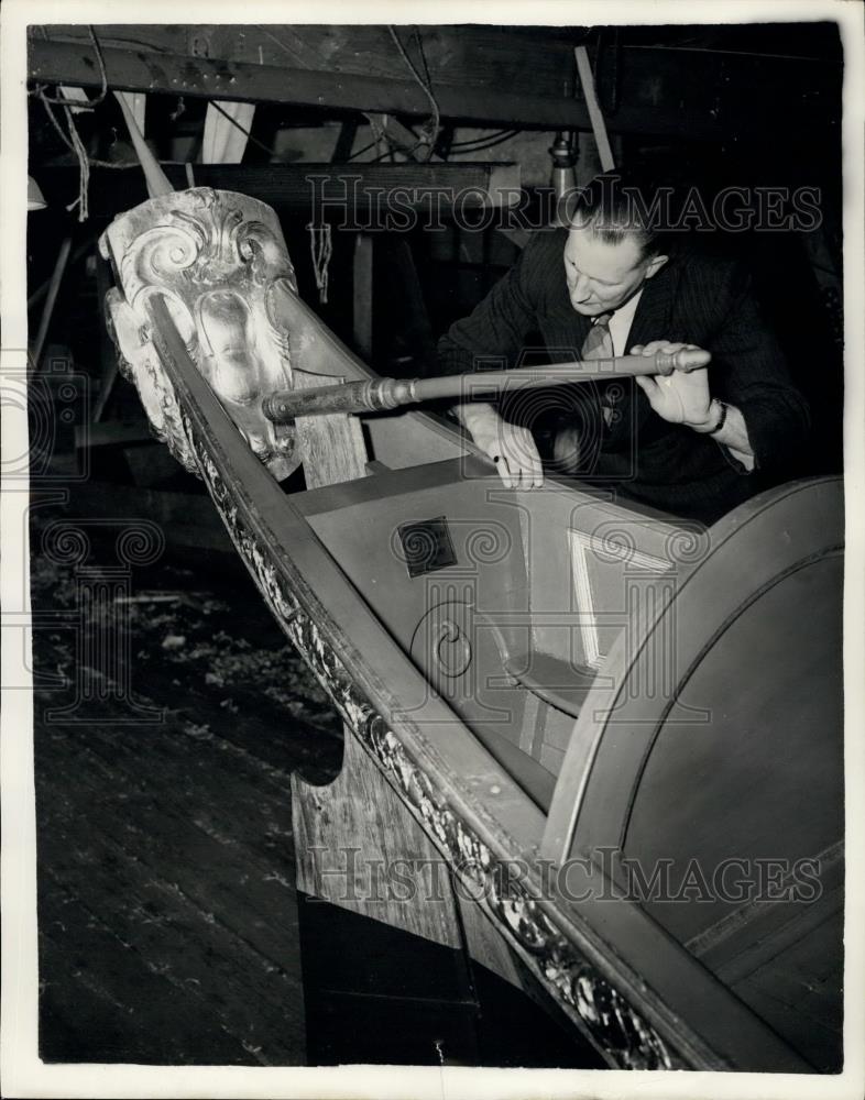 1954 Press Photo Mr. Greenslade &amp;Old Barge Made For A Queen - Historic Images