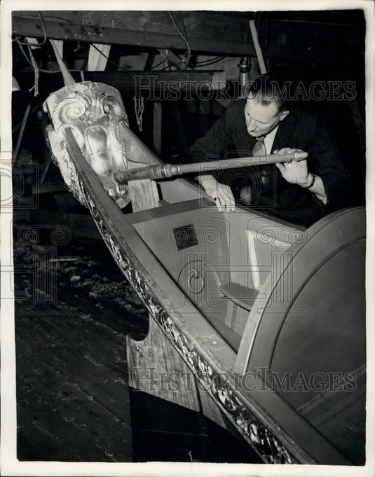 1954 Press Photo Mr. Greenslade &Old Barge Made For A Queen - Historic Images