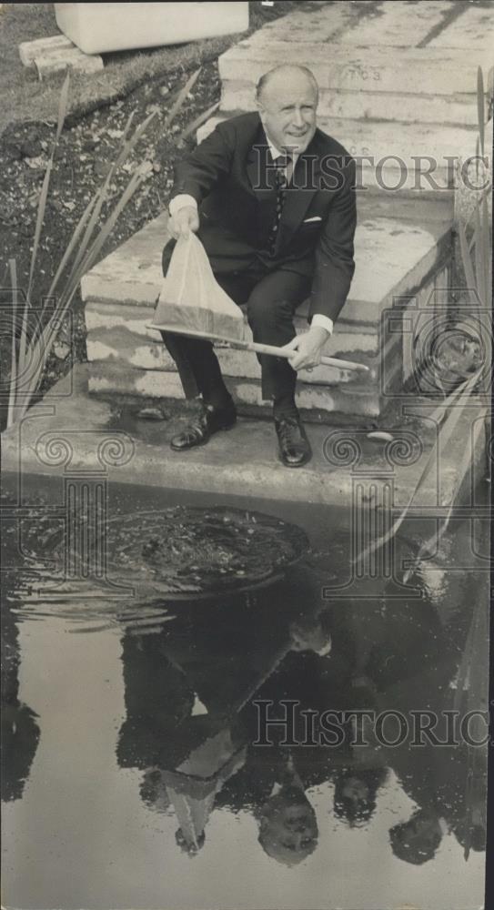 1971 Press Photo Sir Desmond Plummer, of the Greater London Council ,fishes - Historic Images