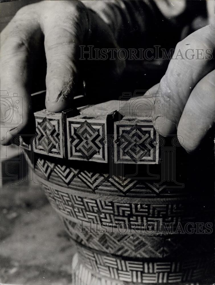 1971 Press Photo Jan Vavraputting this wooden vase together piece by piece - Historic Images