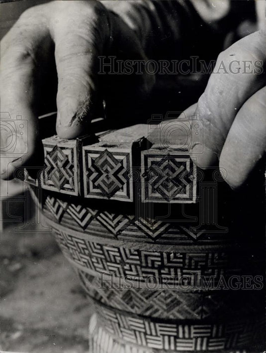 1971 Press Photo Jan Vavraputting this wooden vase together piece by piece - Historic Images