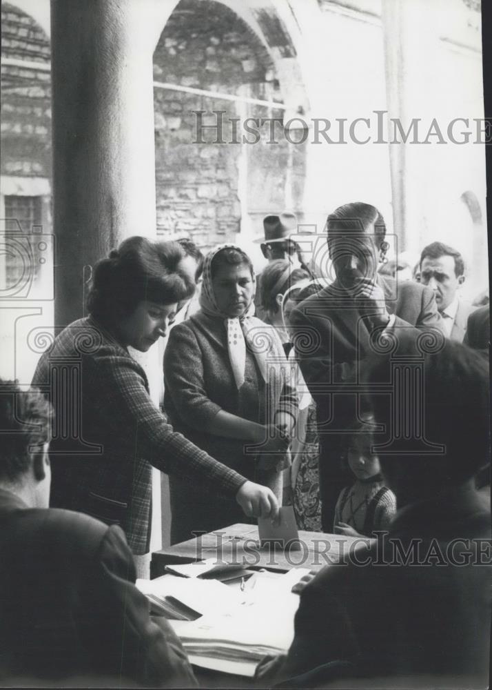 1965 Press Photo Father and daughter are watching mother voting in Istanbul. - Historic Images