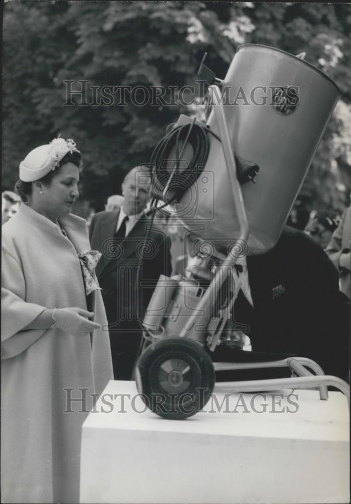 1960 Press Photo, Mrs. Monnerville visits Luxembourg Garden - Historic Images