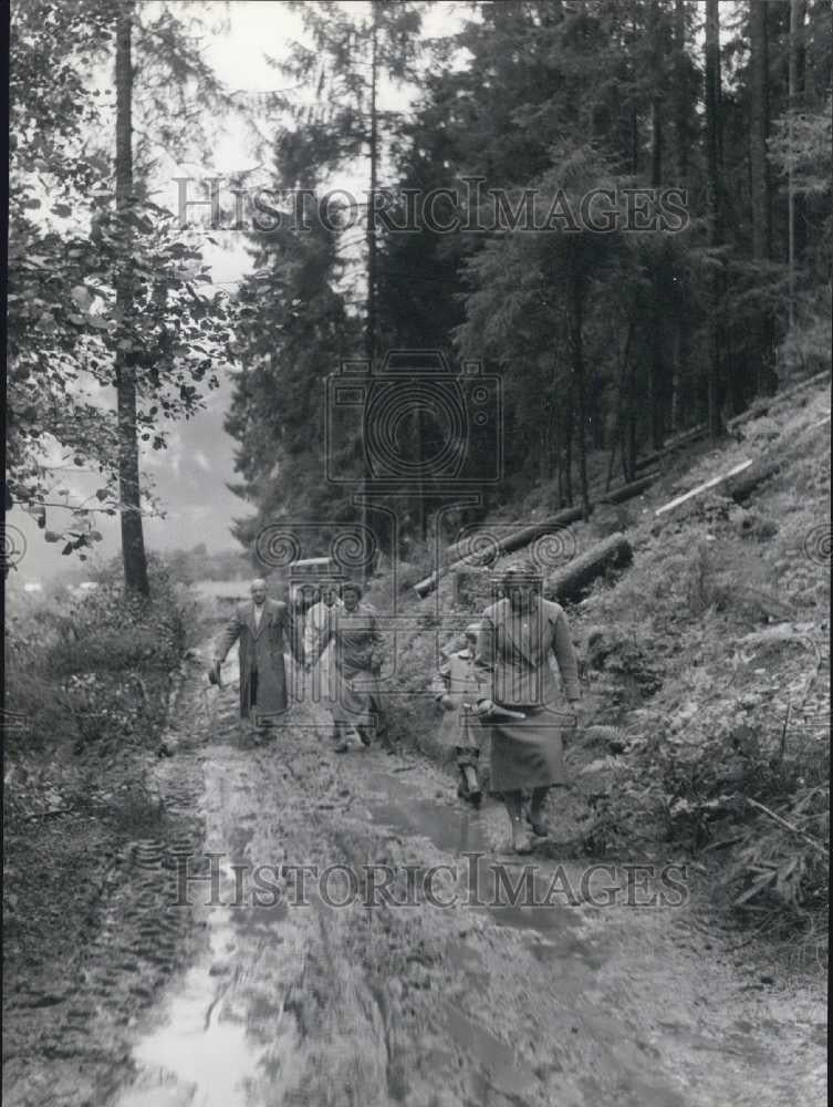 1956 Press Photo Flooding in Zillertal. Homeless People. - Historic Images