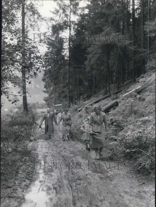1956 Press Photo Flooding in Zillertal. Homeless People. - Historic Images