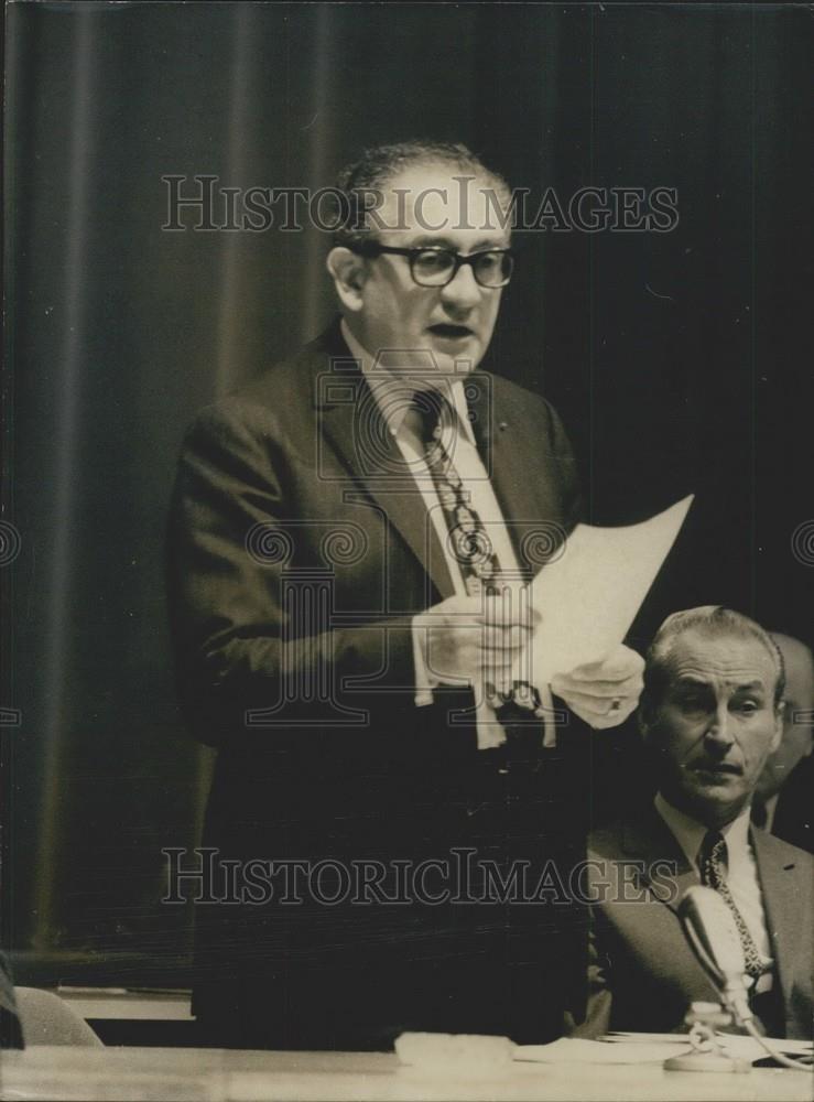 1971 Press Photo Jacques Soustelle Briefs Versailles Conference Attendees - Historic Images