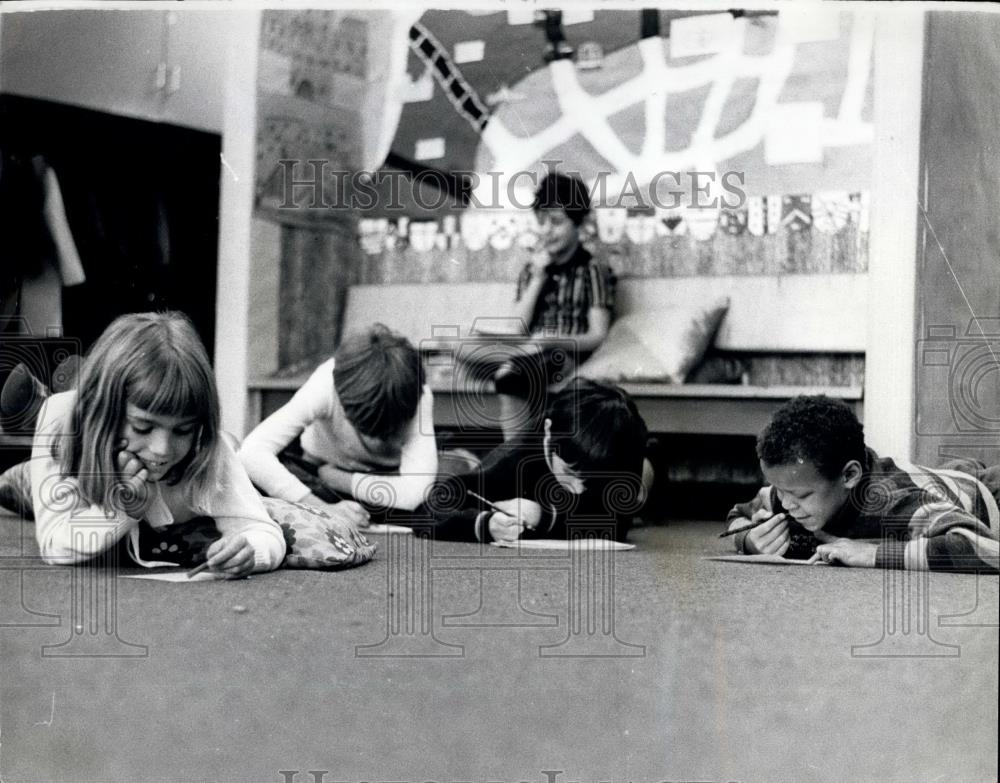 1969 Press Photo pupils enjoy newly installed carpet at Prior Weston School - Historic Images