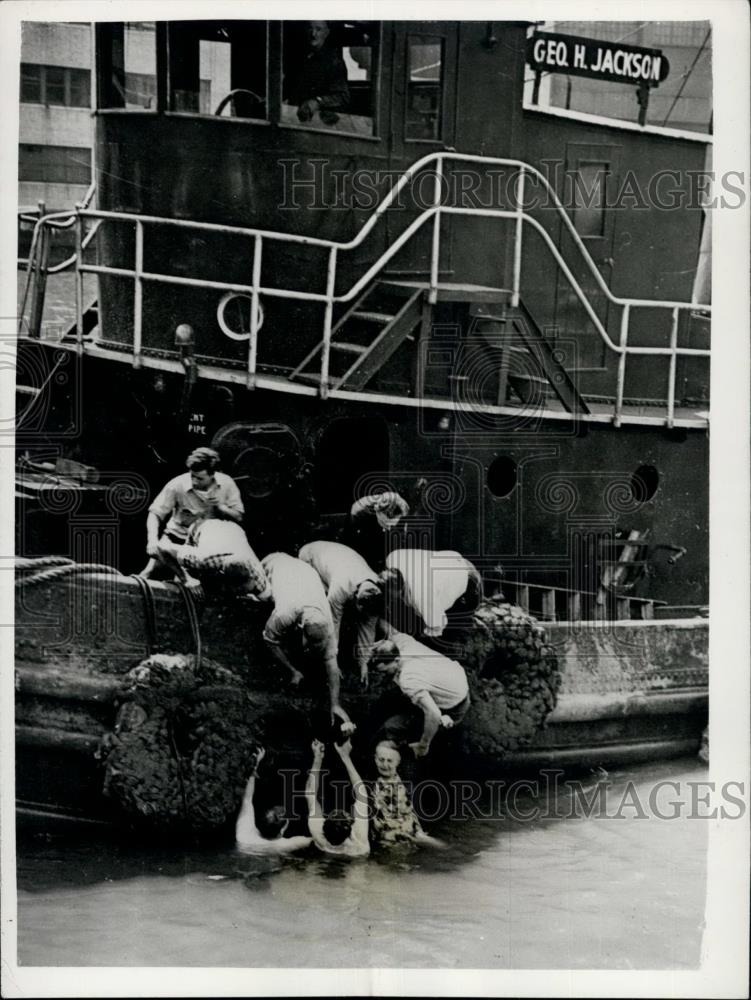 1951 Press Photo Tug Crews Rescue Woman from New York river - Historic Images