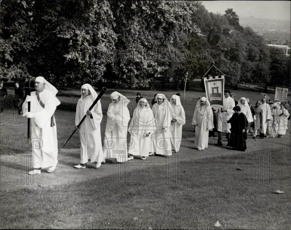 1962 Press Photo Druids And Friends Move Up The Hill For An Ancient Ceremony - Historic Images