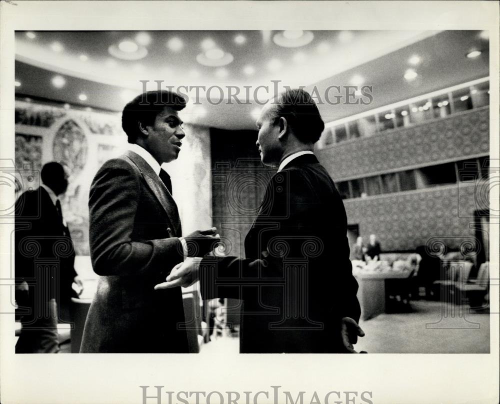 1967 Press Photo Angola delegate Elisio De Figueiredo, &amp; Vietnam&#39;s Dinh Ba Thi. - Historic Images