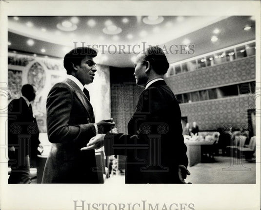 1967 Press Photo Angola delegate Elisio De Figueiredo, & Vietnam's Dinh Ba Thi. - Historic Images