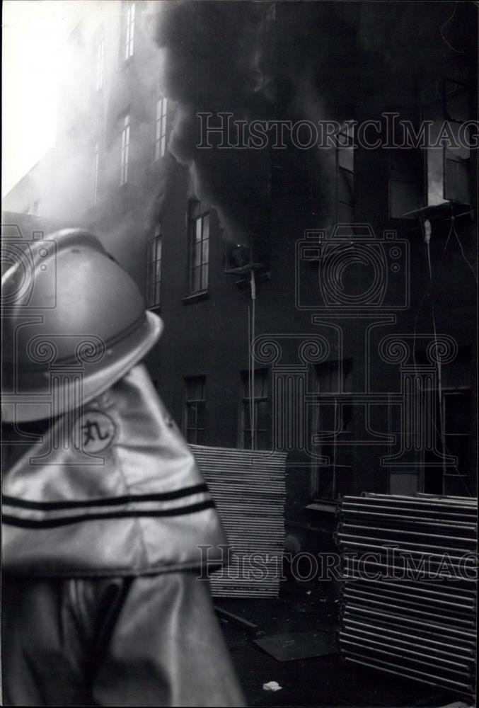 Press Photo Firefighters try to contain blaze - Historic Images