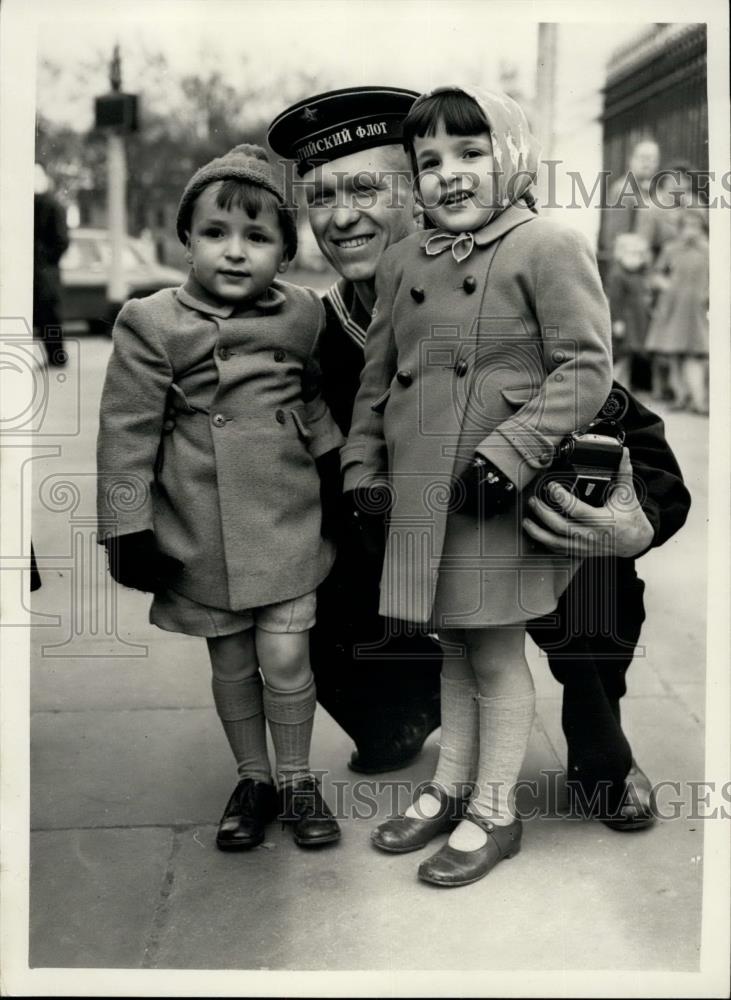 1956 Press Photo Richard And Jennifer Jamkels, Russian Sailor, Buckingham Palace - Historic Images