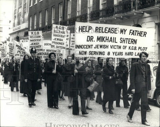 1975 Press Photo Victor Shtern Demonstrates For The Release Of His Father - Historic Images