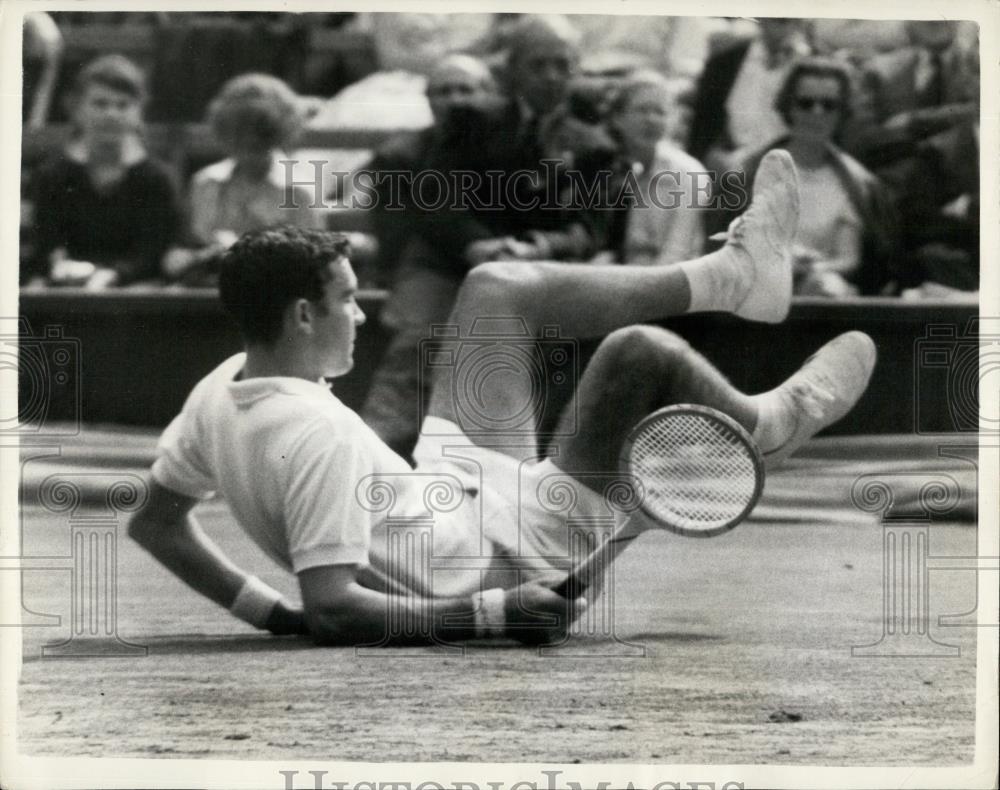 1960 Press Photo M. Davies (Britain), falls at Davis Cup Tennis - Historic Images