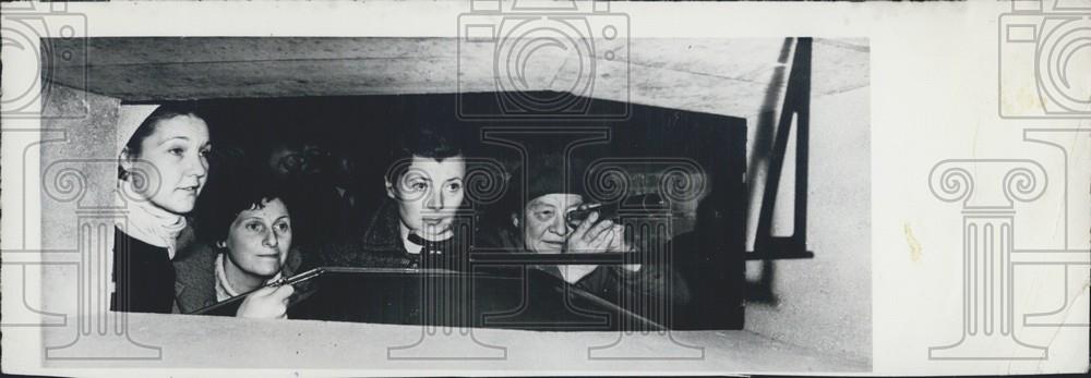 1952 Press Photo England - Women search for mines in the water. - Historic Images