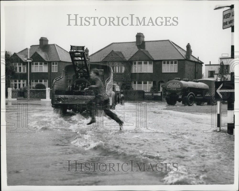 1958 Press Photo Waves in Eltham - London caused flooding - Historic Images