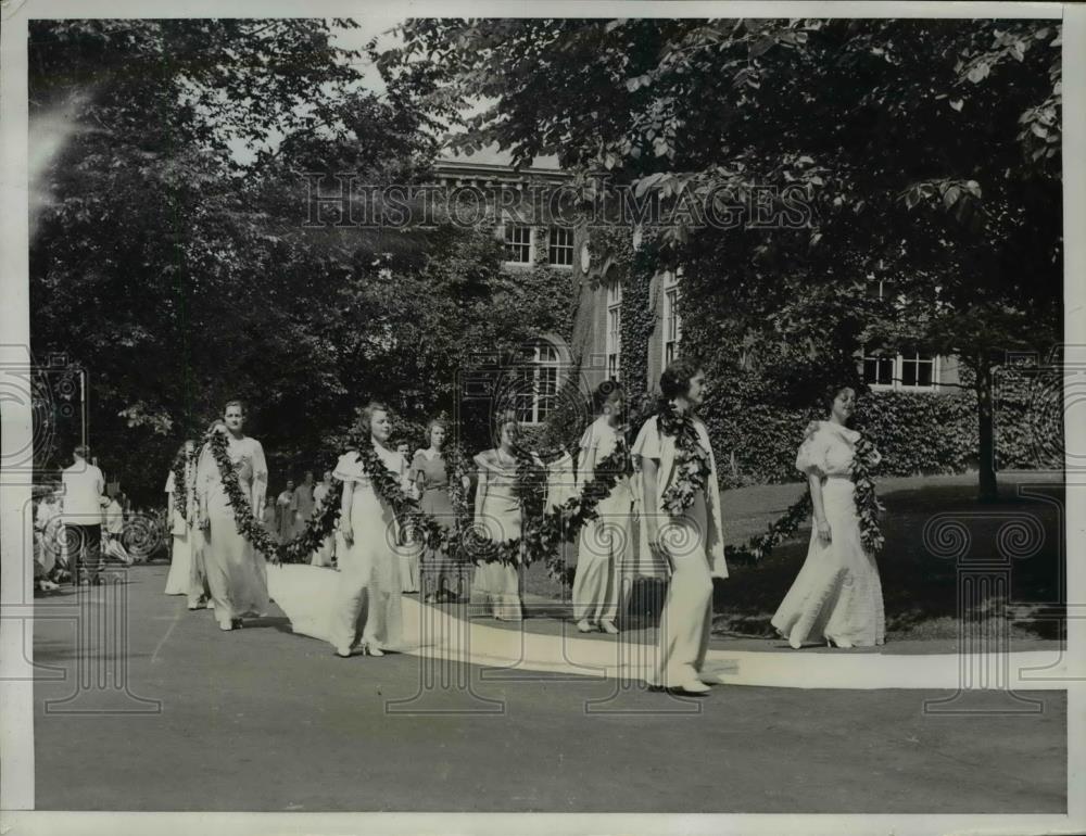 1934 Press Photo Ivy Chain Procession on Grounds of Smith College - Historic Images