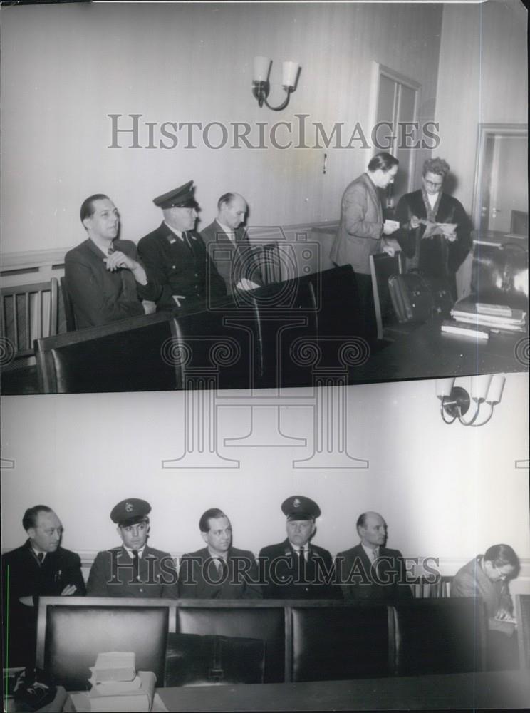 Press Photo Judge and police with perp in court room - Historic Images