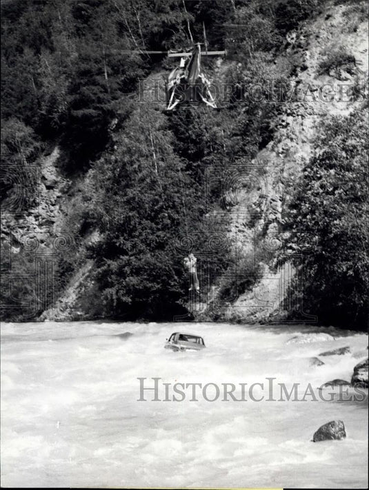 1974 Press Photo Helicopter rescue from car crashed in a river - Historic Images