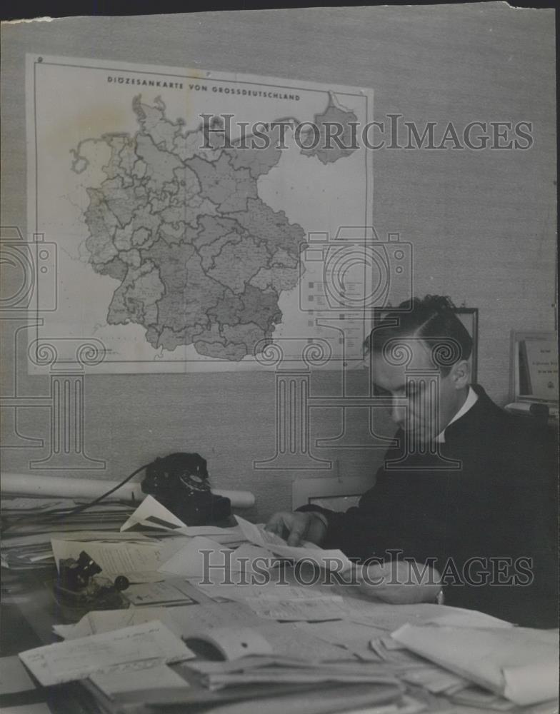 Press Photo Father Minch, a German Preist - Historic Images