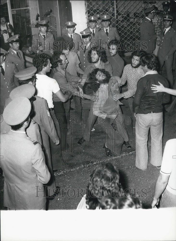 1974 Press Photo police and young men scuffle - Historic Images