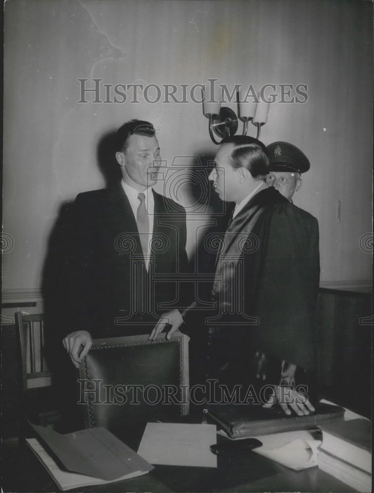 1954 Press Photo Boris Snigowsky at espionage trial with lawyer. - Historic Images