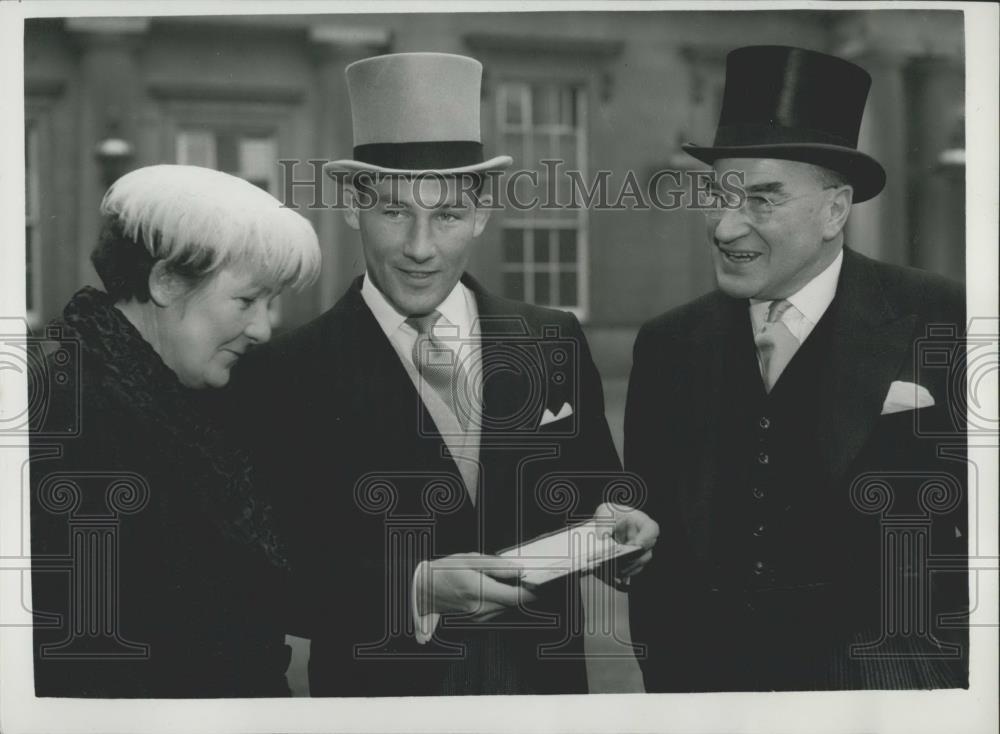 1959 Press Photo Stirling Moss Receives The O.B.E - Historic Images